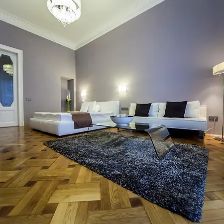 Matei Corvin Deluxe Апартаменти *